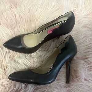 Black Scalloped Leather Pointed-Toe High Heels